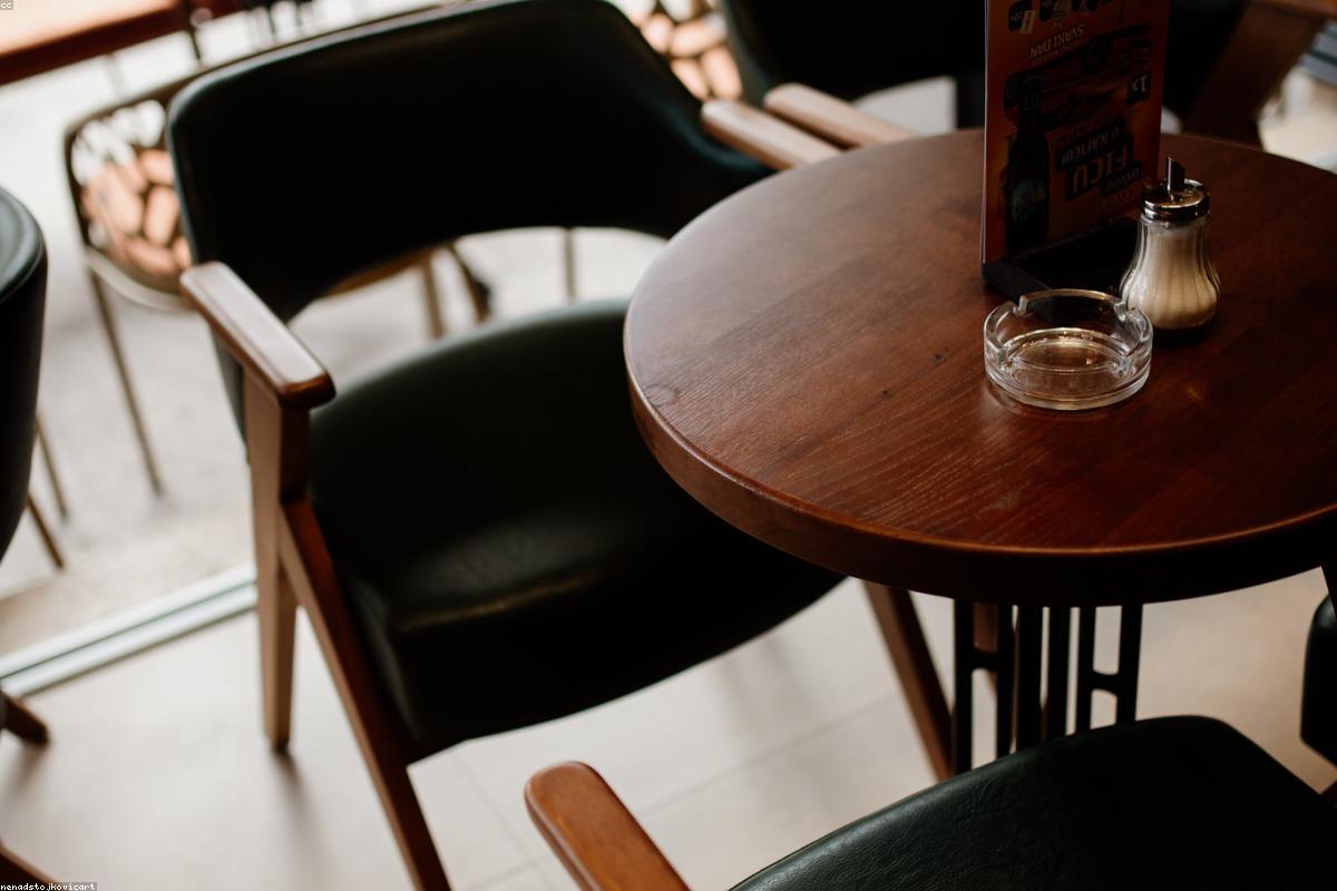 Salon décoré aux tons chauds avec mobilier chiné et éclairage tamisé